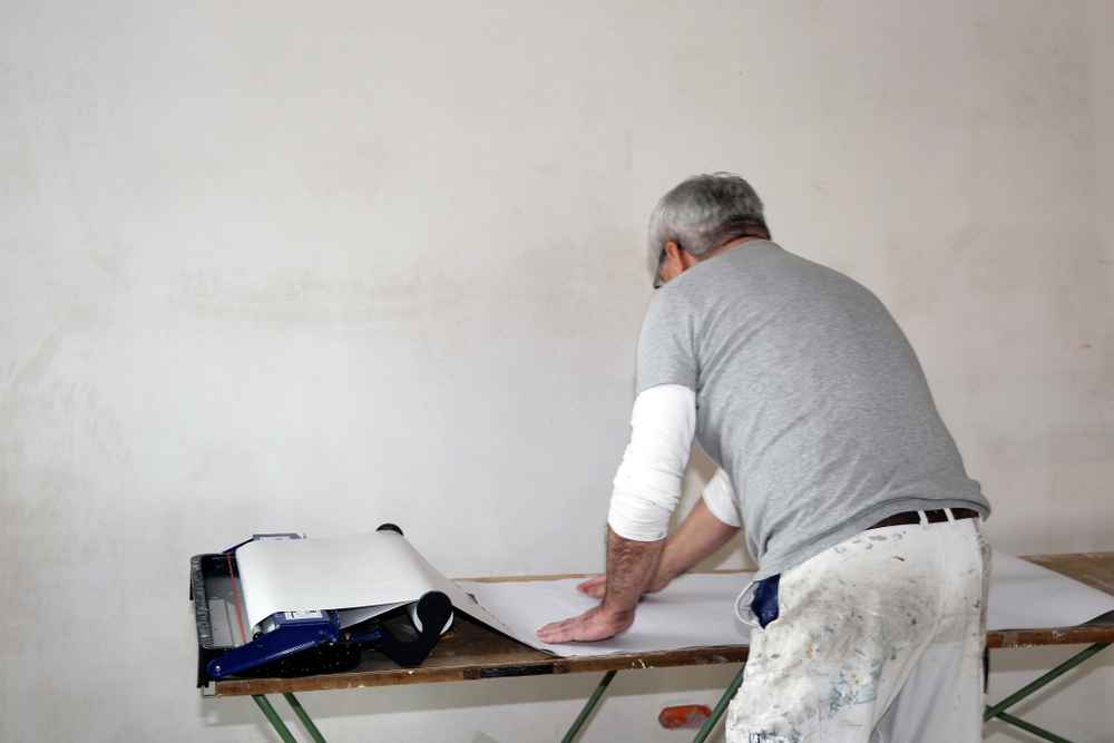 Renovlies aanbrengen in Amstelveen. Ontdek de materialen en beste techniek om te behangen met renovlies behang.